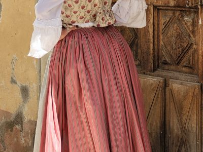 20230615A COSTUME DE FEMME EPOQUE 1700 POUR LA MAISON MUSEE DE COLMARS LES ALPES
