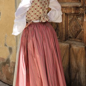 20230615A COSTUME DE FEMME EPOQUE 1700 POUR LA MAISON MUSEE DE COLMARS LES ALPES 20230615A COSTUME DE FEMME EPOQUE 1700 POUR LA MAISON MUSEE DE COLMARS LES ALPES